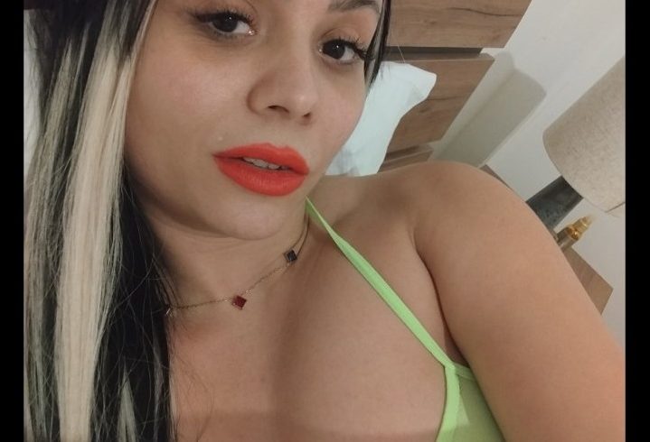 . εντυπωσιακή και θηλυκή με υπέροχο κορμί - Εικόνα1